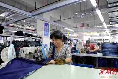 蓝山皮革企业忙生产赶订单 开足马力冲刺“全年红”